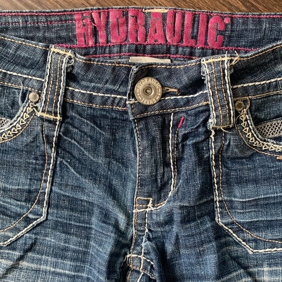 Hydraulic medium wash distressed and embroidered jean shorts size 3/4 - Picture 3 of 6